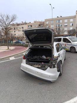 Imagen del vehículo tras ser embestido en la glorieta.