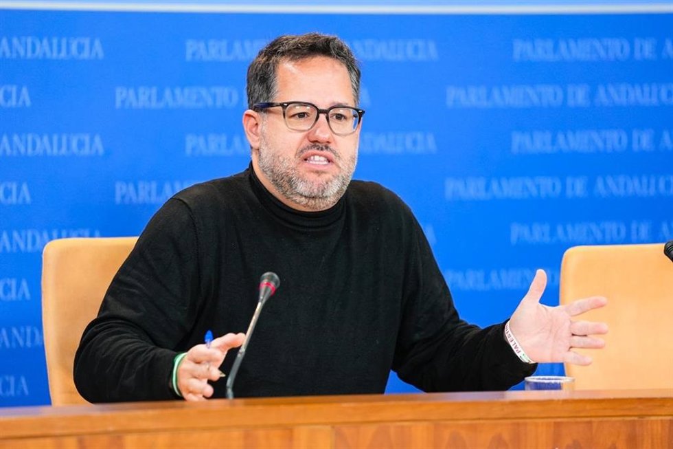El portavoz de Adelante Andalucía, José Ignacio García, en rueda de prensa en el Parlamento. (Foto de archivo).