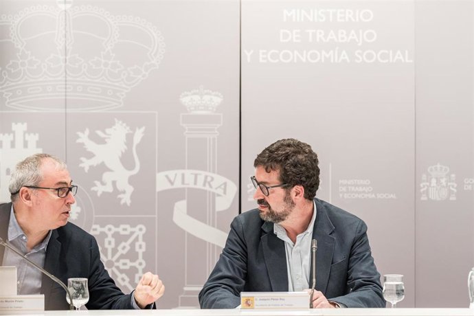 Archivo - El secretario de Estado de Trabajo, Joaquín Rey (d) y el director General de Trabajo, Ricardo Morón (i), durante las negociaciones para la subida del SMI