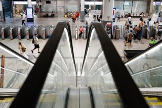 Archivo - Viajeros en la  Estación de Madrid - Puerta de Atocha - Almudena Grandes