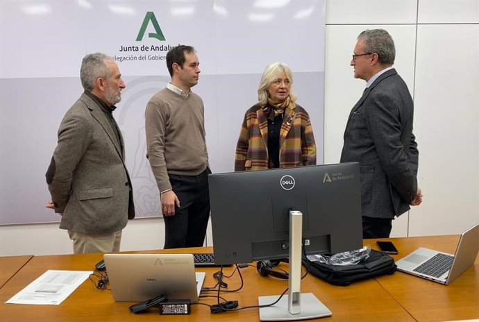 Mercedes Colombo en la entrega de equipos informáticos a los profesionales que trabajan en la Delegación Territorial de Cádiz.