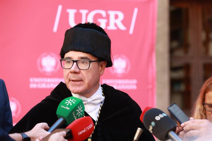 Archivo - El rector de la UGR, Pedro Mercado, atiende a los medios. Archivo.