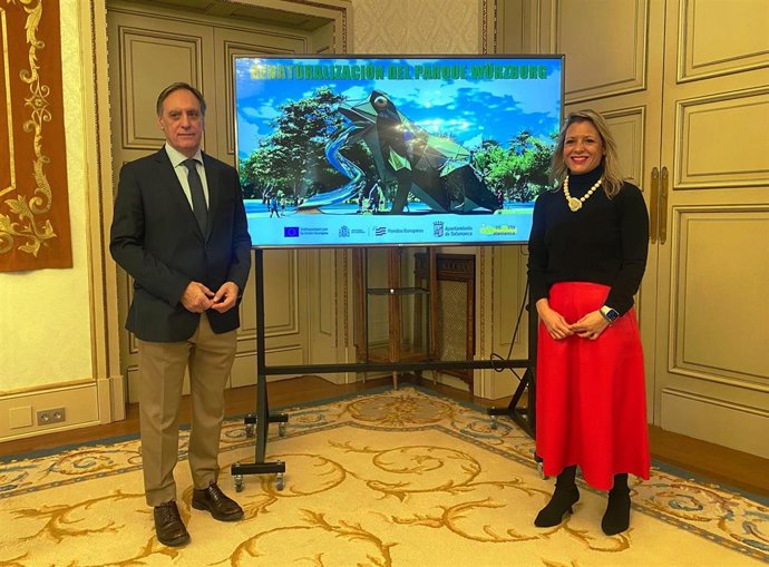 El alcalde de Salamanca, Carlos García Carbayo, junto a la concejala de Medio Ambiente, María José Coca