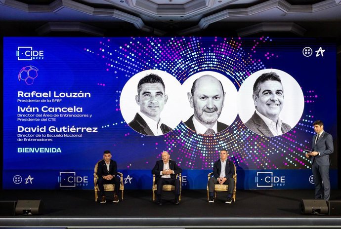 Archivo - Rafael Louzán junto a Iván Cancela y David Gutiérrez durante el II Congreso Internacional de Entrenadores/as de Fútbol celebrado en Yeda, Arabia Saudí, con motivo de la Supercopa 2026