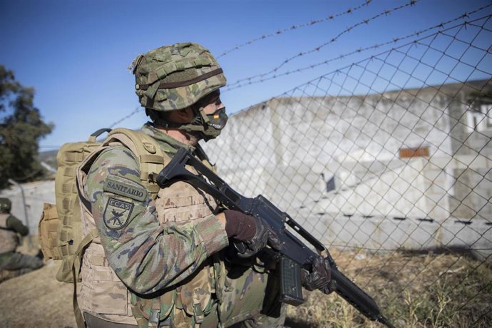 Archivo - Un soldado de la Legión participa en una maniobra en las inmediaciones del recinto del Campamento de Ronda, Málaga, Andalucía, (España), a 7 de octubre de 2020. 