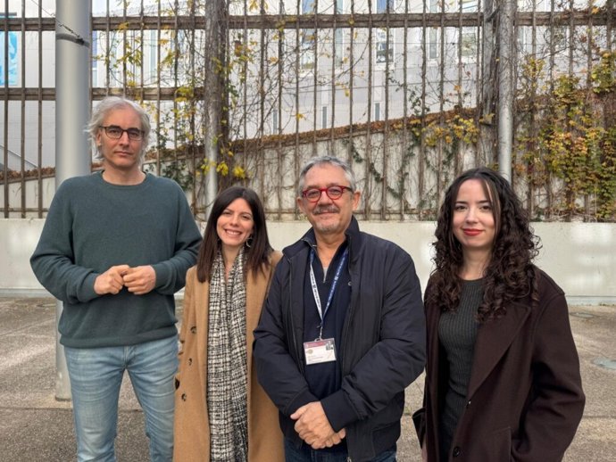 Da esquerda para a direita, Francisco Valls Fonayet, Isabel Torrubia Pérez, Ángel Belzunegui Eraso e Anna Maria Sánchez Aragón, que fazem parte da equipe de pesquisa da URV.