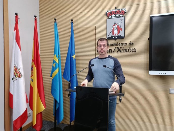El portavoz de IU en el Ayuntamiento de Gijón, Javier Suárez Llana, en rueda de prensa en el Consistorio gijonés.