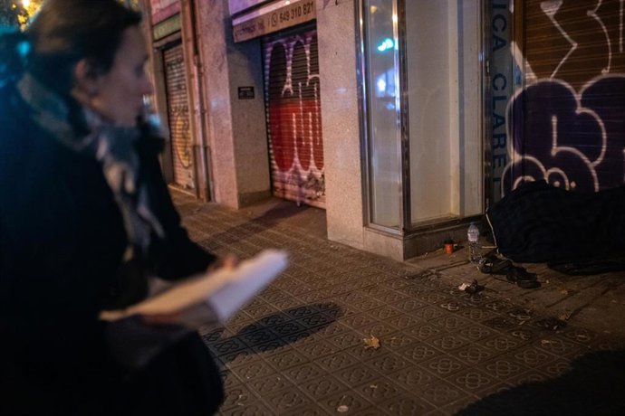 Archivo - Una persona durmiendo en la calle, a 3 de diciembre de 2025, en Barcelona (España). Arrels Fundació lleva a cabo la campaña de recuento de personas que duermen en la calle en Barcelona mediante el apoyo de voluntarios que pasean por la ciudad de