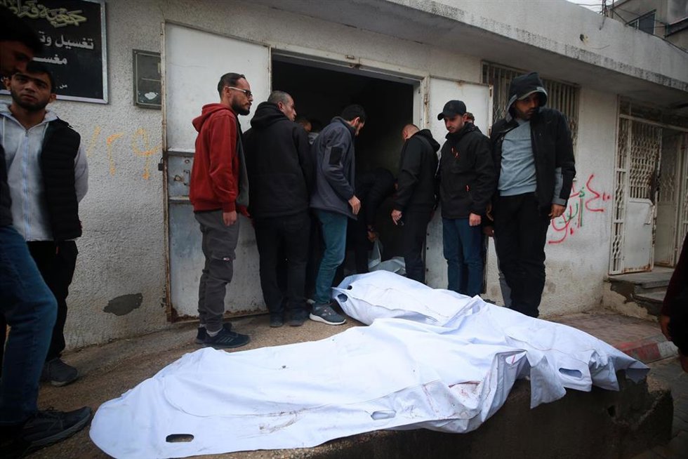 Palestinos junto a los cadáveres de varias personas muertas en un ataque del Israel contra la Franja de Gaza en diciembre de 2025, a pesar del alto el fuego en vigor desde octubre (archivo)