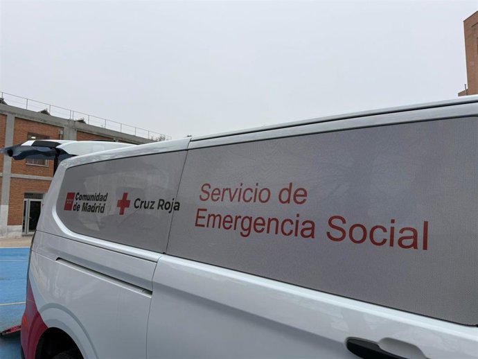 Una furgoneta de Cruz Roja que atiende a personas sin techo.