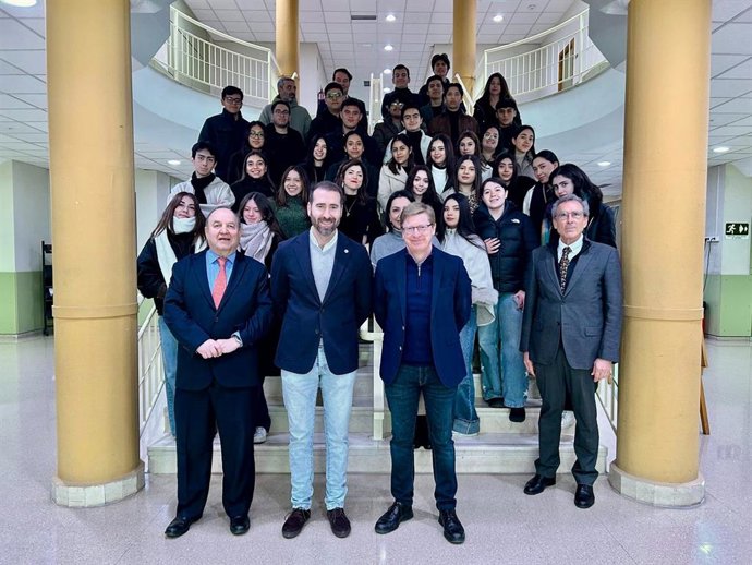 Representantes institucionales, profesorado y alumnado participante en el curso.