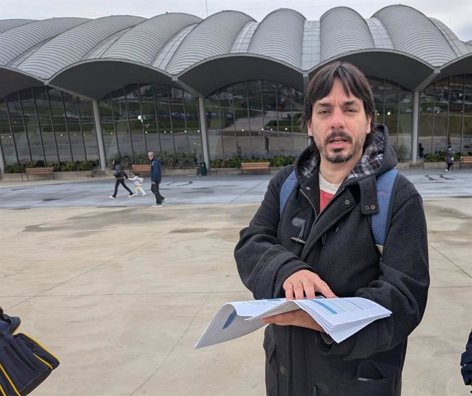 Ignacio Fernández, frente al Palacio de los Deportes