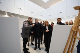 El consejero de Sanidad, Presidencia y Emergencias de la Junta de Andalucía, Antonio Sanz, y la alcaldesa de Granada, Marifrán Carazo, han visitado las obras del centro de salud de la Barriada de la Juventud-Rosaleda.