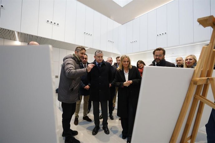 El consejero de Sanidad, Presidencia y Emergencias de la Junta de Andalucía, Antonio Sanz, y la alcaldesa de Granada, Marifrán Carazo, han visitado las obras del centro de salud de la Barriada de la Juventud-Rosaleda.