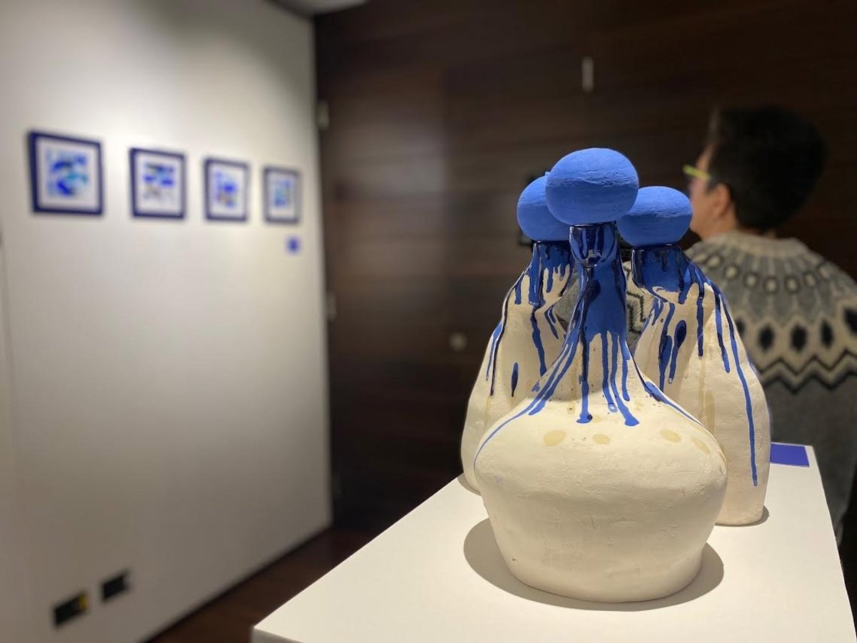 El color azul, denominador común de una exposición que visibiliza una  amalgama de disciplinas  de 12 artistas riojanos