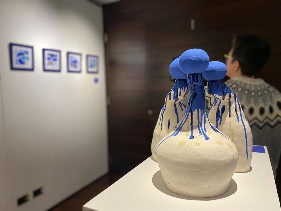 El color azul, denominador común de una exposición que visibiliza una "amalgama de disciplinas" de 12 artistas riojanos