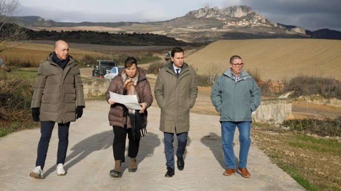 El consejero de Política Local, Daniel Osés, junto al director general de Política Local y Lucha contra la Despoblación, Óscar León, y a la alcaldesa pedánea de Villaseca de Rioja, Berta Valgañón, visita una actuación del Gobierno riojano