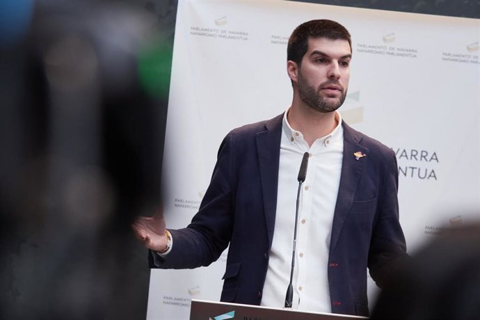 Archivo - El portavoz de Contigo-Zurekin en el Parlamento de Navarra, Carlos Guzmán.