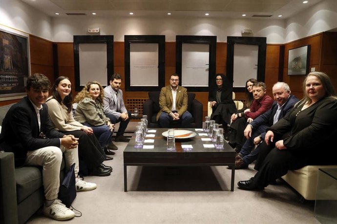 Adrián Barbón, en el centro