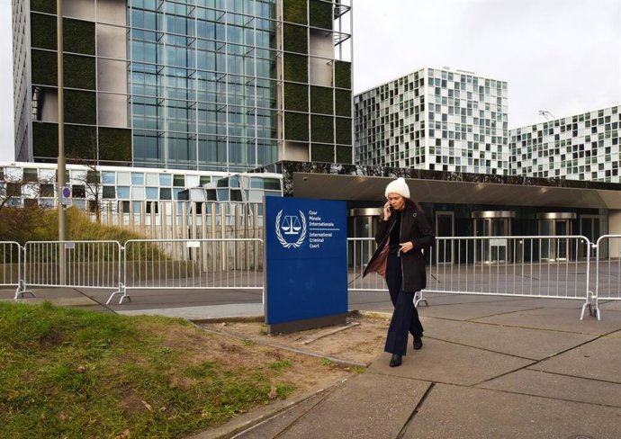 Archivo - THE HAGUE, Nov. 28, 2025  -- A woman walks past the International Criminal Court (ICC) in the Hague, the Netherlands, Nov. 28, 2025. The ICC rejected an appeal on Friday to release the former Philippines' President Rodrigo Duterte on grounds of 