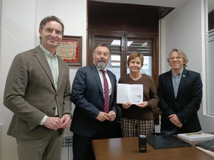 La alcaldesa de Gijón, Carmen Moriyón, el presidente del Colegio de Agentes Comerciales de Gijón, Carlos Rato, concejal de Relaciones Institucionales, Jorge González-Palacios, y el representante de Correos, con el matasallos conmemorativo del centenario.