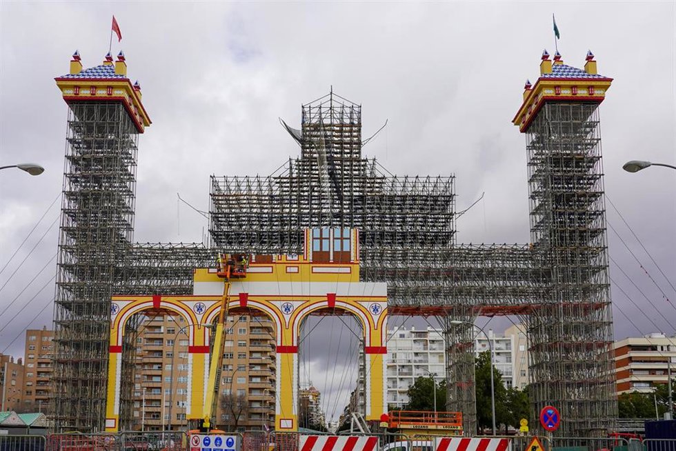 Archivo - Trabajadores durante el montaje de la portada de  la Feria de Abril del 2023. 