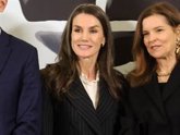 Foto: La Reina Letizia rescata el traje de raya diplomática que causó furor en 2025 en su primer acto en solitario del año
