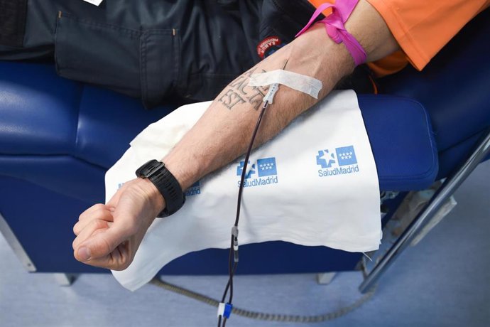 Archivo - Una persona dona sangre