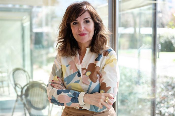 Archivo - March 28, 2023, Madrid, Spain: The writer Elvira Lindo poses during a portrait session in Madrid.