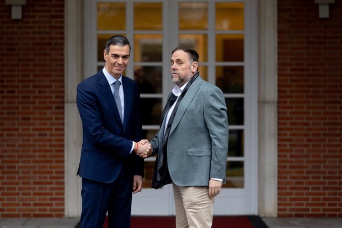 El presidente del Gobierno, Pedro Sánchez, recibe al presidente de Esquerra Republicana de Catalunya (ERC), Oriol Junqueras, en el Palacio de la Moncloa, a 8 de enero de 2026, en Madrid (España). Durante su encuentro ambos abordarán el futuro de la legisl