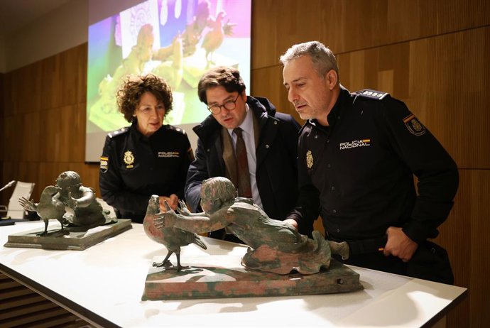 La Policía recupera para el Museo Arqueológico dos esculturas de bronce de la época romana cedidas por un estadounidense