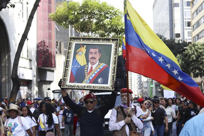 CARACAS, 7 de janeiro de 2026 — Pessoas participam de uma manifestação em apoio ao presidente Nicolas Maduro em Caracas, Venezuela, em 6 de janeiro de 2026.