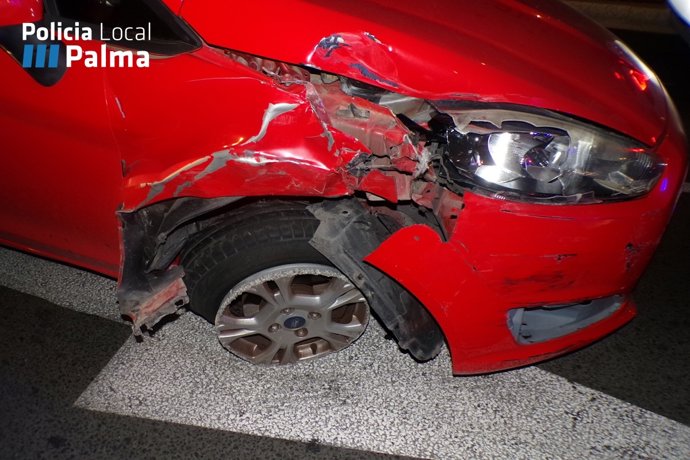 Uno de los vehículos implicados en el accidente de la avenida Gabriel Roca.