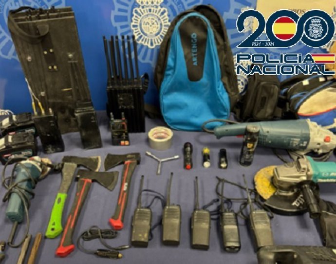 Efectos intervenidos a estas organizaciones crimianles que atacaban cajas fuertes en naves industriales para sustraer dinero en efectivo con un modus operandi metódico en un máximo de diez minutos y en horario nocturno.