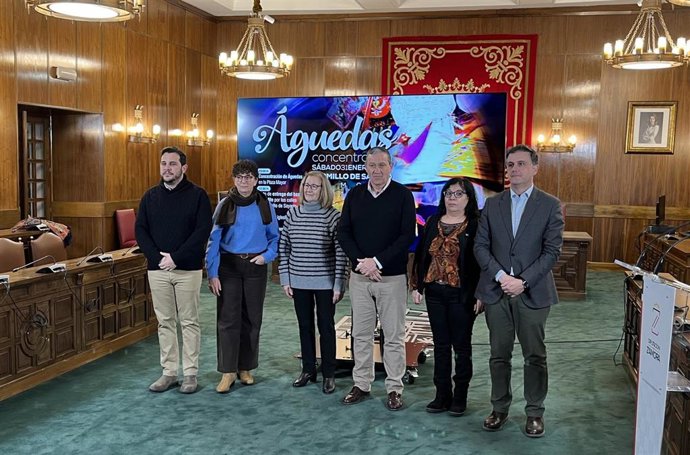 El presidente de la Diputación de Zamora, Javier Faúndez (en el centro), junto con diputados y organizadoras del evento.