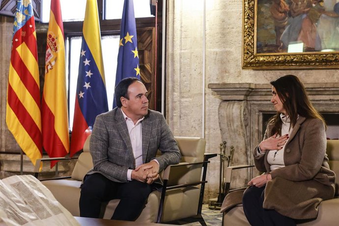 Representants d'associacions i organitzacions veneçolanes a la Comunitat Valenciana es reunixen amb el president de la Generalitat, Juanfran Pérez Llorca