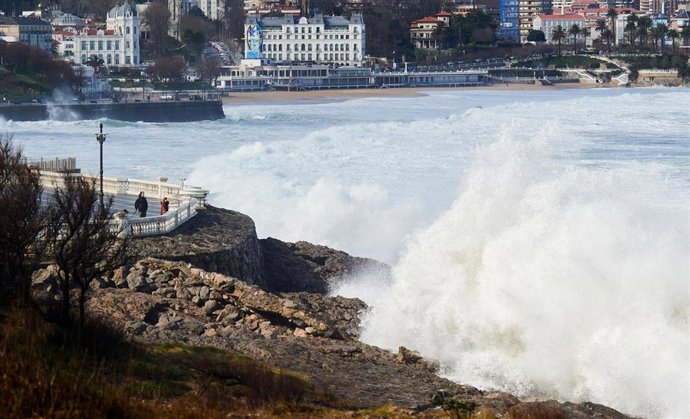 Archivo - El fuerte oleaje se aproxima al paseo marítimo en Santander, Cantabria (España). 