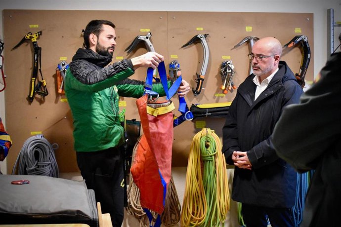 El delegado del Gobierno en Madrid, Francisco Martín, junto a un miembro de GREIM en el puesto de la Guardia Civil en Cercedilla.