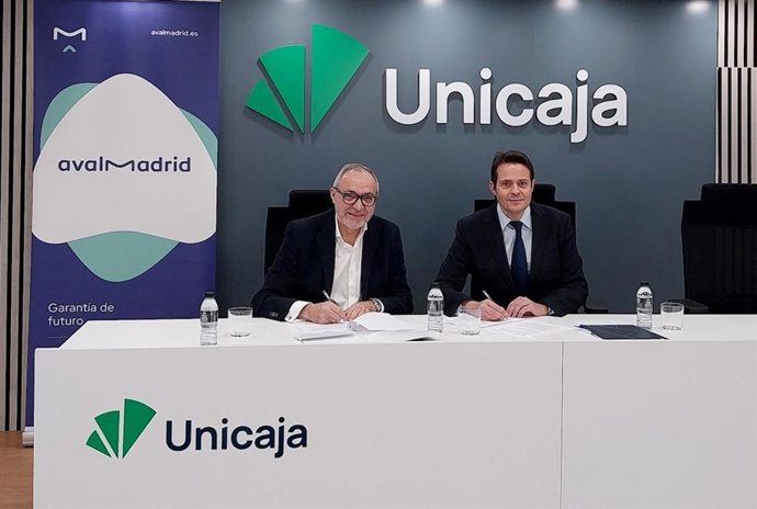 El director general de Avalmadrid, Lorenzo Alonso, y el director territorial de Madrid y Expansión de Unicaja, José Luis Álvarez, firman un convenio para crear una línea de crédito para pymes y autónomos de  hasta 25 millones de euros.
