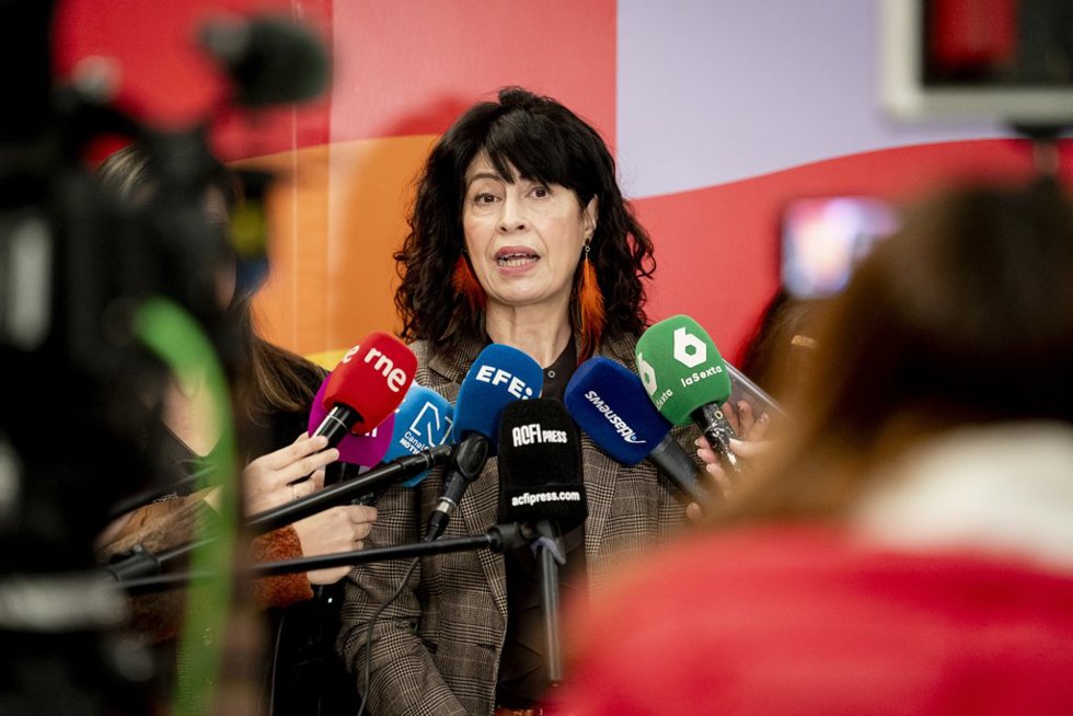 La ministra de Igualdad, Ana Redondo, atiende a los medios antes de presidir el Comité de Crisis del Ministerio de Igualdad, a 8 de enero de 2026, en Madrid (España).