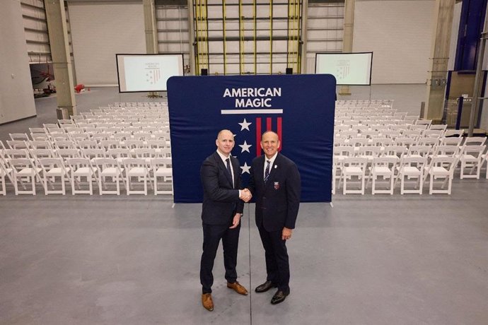 El CEO y cofundador de SailGP, Sir Russell Coutts y el cofundador de American Magic, Doug DeVos.