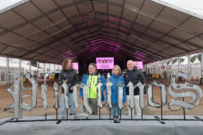El alcalde de Valladolid, Jesús Julio Carnero, a la derecha junto a los responsables de Turismoto y la concenjala de Turismo, Blanca Jiménez.
