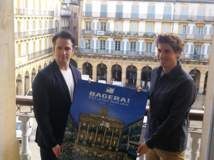 El tenor Xabier Anduaga y el alcalde de San Sebastián, Jon Insausti, en la balconada de la plaza de la Constitución donde el día 19 se izará la bandera de la ciudad.