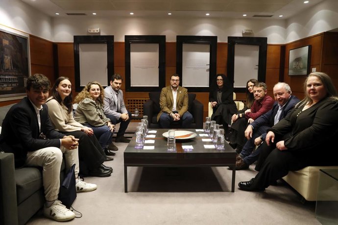 Adrián Barbón, en el centro