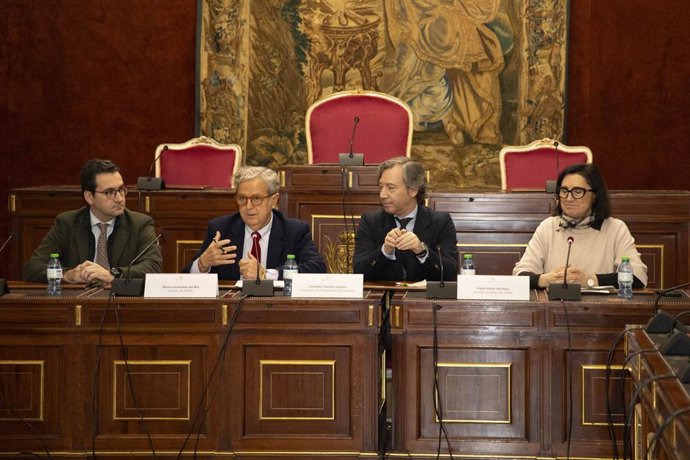 El presidente de la Diputación de Córdoba, Salvador Fuentes (segundo por la izda.), y el director del Imibic, Pablo Pérez (tercero), en la presentación del Programa I+D Talent.