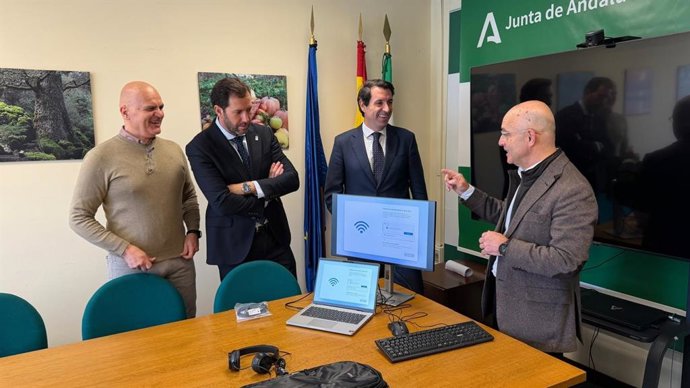 El delegado de Industria, Energía y Minas de la Junta en Málaga, Antonio García, ha recibido este jueves los dispositivos que se irán distribuyendo en los próximos días destinados al personal de las distintas delegaciones territoriales en la provincia.