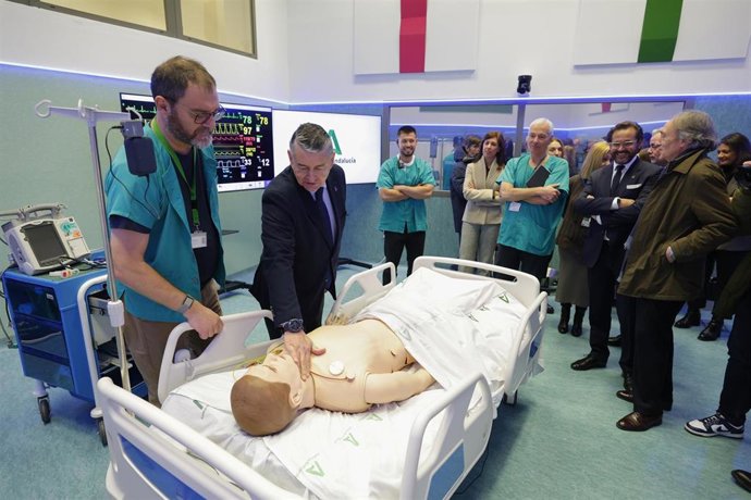 El consejero de Sanidad, Presidencia y Emergencias, Antonio Sanzdurante su visita a las instalaciones de Iavante–Fundación Pública Andaluza Progreso y Salud, en el Parque Tecnológico de Ciencias de la Salud. 