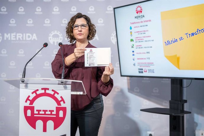 La concejala de Participación Ciudadana de Mérida, Susana Fajardo, presenta la campaña con los teléfonos de contacto de los servicios municipales.