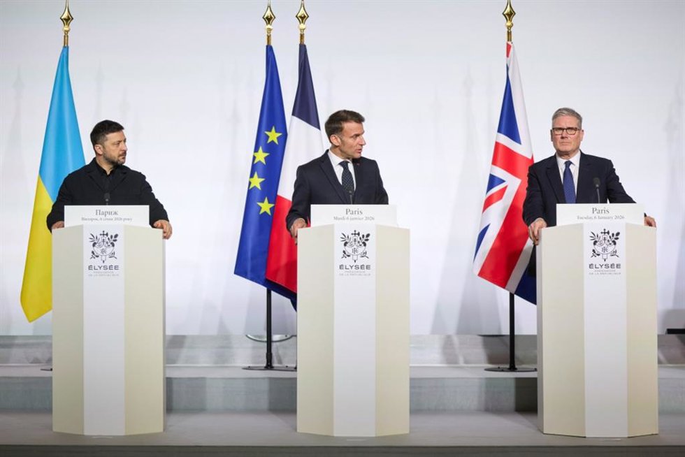 Los presidentes de Ucrania y Francia, Volodimir Zelenski (izquierda), Emmanuel Macron (centro), y el primer ministro de Reino Unido, Keir Starmer (derecha), durante una rueda de prensa en París (archivo)