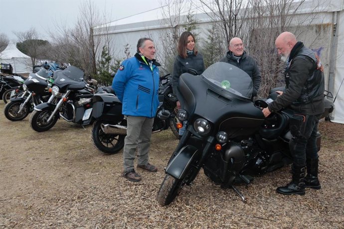 El alcalde de Valladolid, Jesús Julio Carnero, (segundo por la derecha) durante su visita a la concentración motorista invernal Pingüinos.